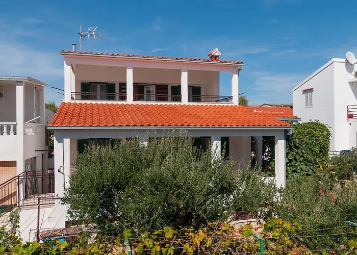 By The Sea - 15551 로고즈니차